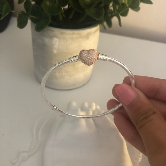 Brand New Pandora Moments Bracelet - Picture 1 of 3